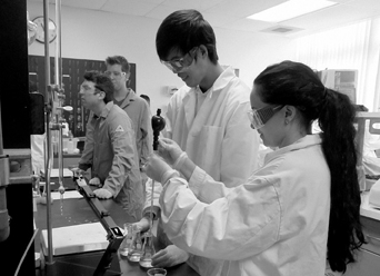 photo:students perform analytical chemistry related to water and wastewater analysis