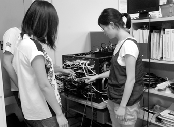 photo:students in professor Jason Cong s laboratory work on an experimental cluster with field-programmable gate array (FPGA) acceleration. This cluster can accelerate the current state-of-the-art CPU-based cluster for computation-intensive workloads