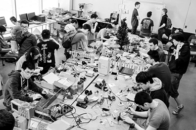 Students spend time in the IEEE Student Branch laboratory.